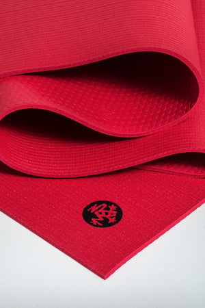 SEA YOGI // Prolite mat, 5mm thick and in Passion red style by Manduka, close up image