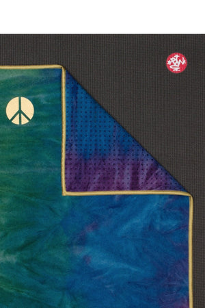 MANDUKA YOGITOES SKIDLESS MAT TOWEL IN PEACOCK STYLE AND CLOSE UP ON THE MAT IMAGE